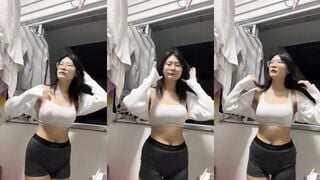 新加坡妹妹露大奶