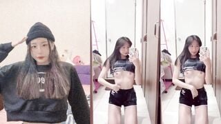 対照的に小さめの胸を持つ女の子が鏡の前でひざまずく