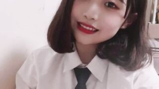 ショートヘアの少女がホワイトソースを作るために自慰行為をする