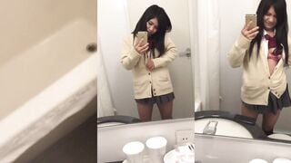 かわいい日本の大学生の妹がトイレで自撮りをする