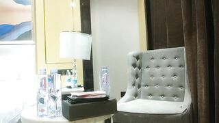 ホテルの外のショートヘアの甘い美しさ1208