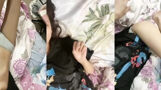 妹子躺床自拍美腿揉逼