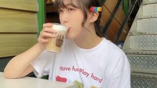 女の子を抽挿し胸を揉む挑発