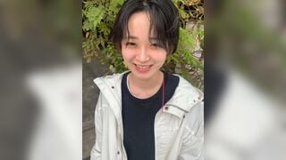 短髪のセクシーな女が全裸でM字開脚自慰