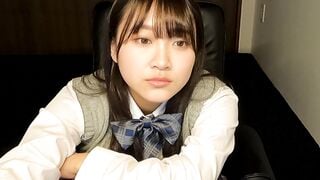 ネカフェの個室でオナニーする無防備な女の子