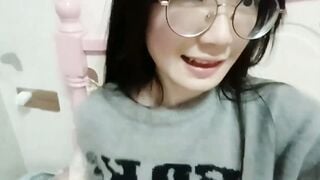眼鏡騷妹子露奶自拍美腿