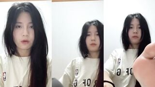 牟文楠同學展示自己的裸足腳底