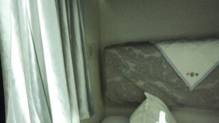 火車軟卧車廂穿開檔黑絲的嫩妹 還是一個無毛逼