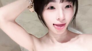 巨乳騷がれ娘がトイレで全裸自撮り