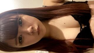 美少女のツルツルおまんこを撫でる