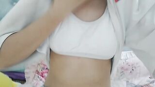 かわいい妹が寝室で胸を触る