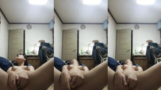 ベッドの上で裸になり、肛門にペンを挿入して接着して自慰行為をする