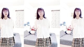 可愛四眼妹妹脫校服自拍